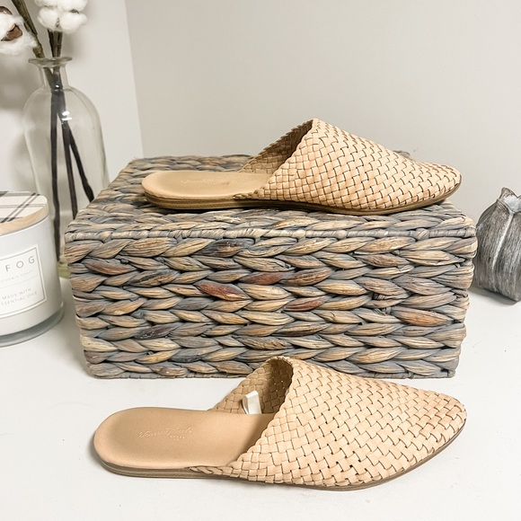 Universal Thread Tan Woven Flat Mule Slides Size 9.5 - Picture 2 of 6